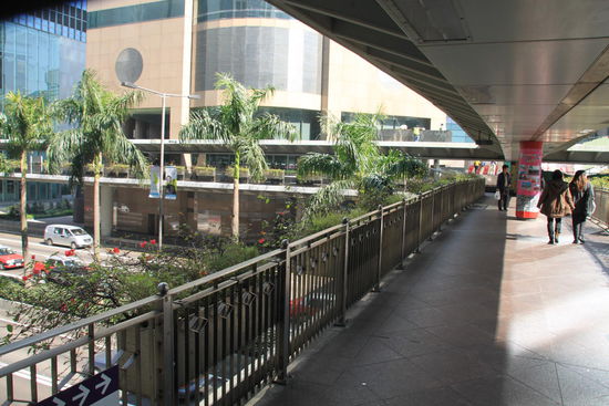 Erhoehte Fussgaengerwege aehnlich wie in Bangkok. Finde ich immer wieder klasse.