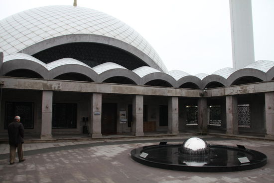 Die Moschee gehört zum großen asiatischen Friedhof und wirkt luftiger und heller als sonst üblich