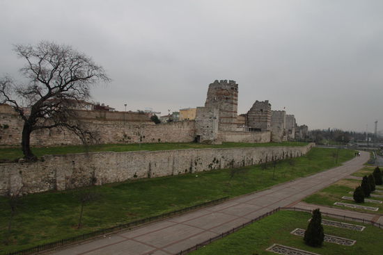 Die Haltestelle Topkapi befindet sich an der Stadtmauer.