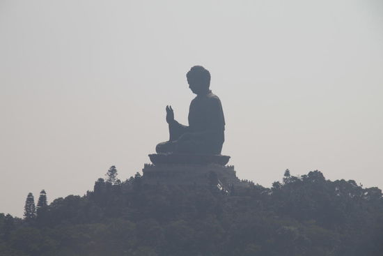 Selbst bei dem diesigen Licht ist der erste Blick auf Big Buddha beeindruckend.