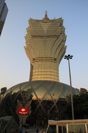 Mit seinem sehr futuristischen Neubau.