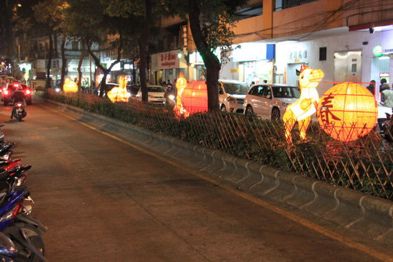 Bei meinem Hotel um die Ecke. Das Neujahr kündigt sich an.