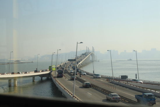 Brücke zum Flughafen