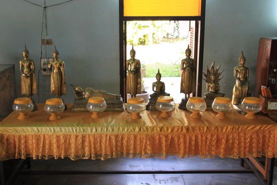 Hier sieht man ganz gut die verschiedenen Buddhadarstellungen