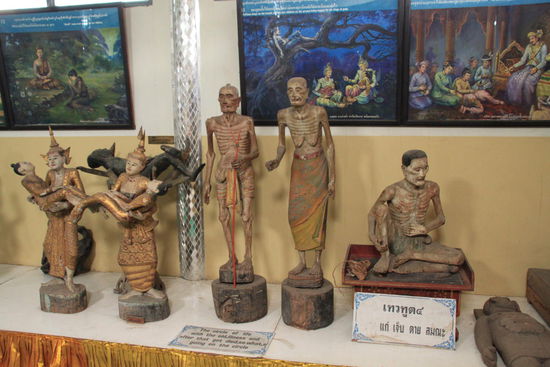 beherbergt ein kleines Museum mit alten Holzfiguren aus Burma