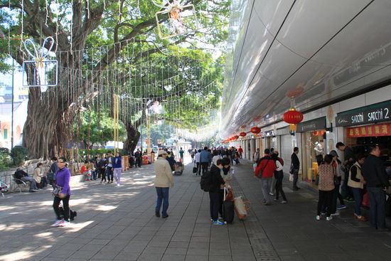 Hinter den Arkaden liegt der Park