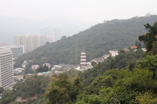 Blick "rüber" zum Nachbartempel Po Fuk Shan.