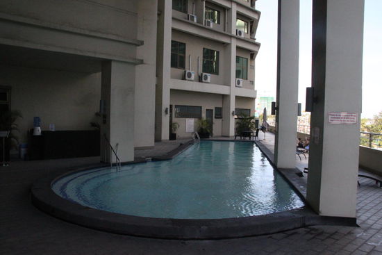 Für die Hotelgröße ist der Pool ziemlich schmal