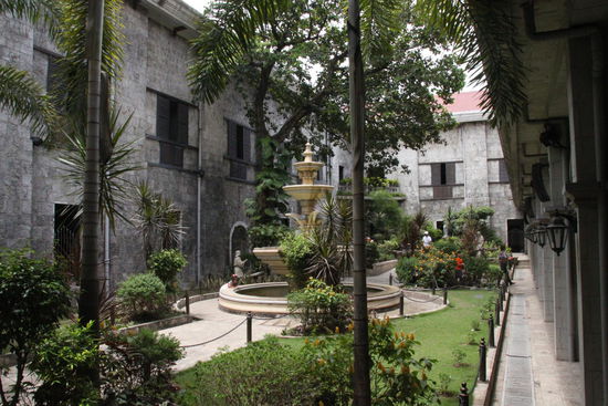 Innenhof - Hinten rechts geht es zu El Nino