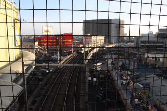 Umsteigen von einer Bahnlinie zur anderen.