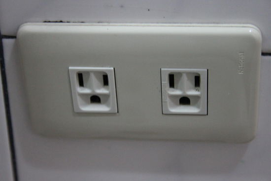 In Boracay haben meine Stecker noch gepasst. Hier sehen die Steckdosen plötzlich so aus. Für eine Nacht muss es halt mal ohne Aufladen gehen.