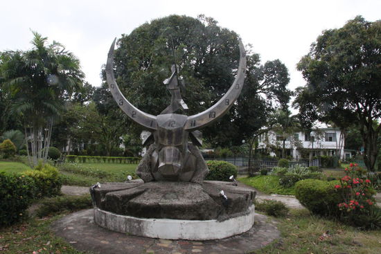 Mit der Sonnenuhr davor.