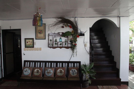 Sieht nicht wirklich nach Hoteleingang aus. Nachts machen einem irgendwelche Wachleute auf. Das Hotelpersonal schläft.