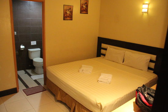 Das Bett ist richtig schön groß, aber das Zimmer drum herum um so kleiner - besonders unverschämt - Ein Tütchen Duschgel soll 10 Peso kosten.