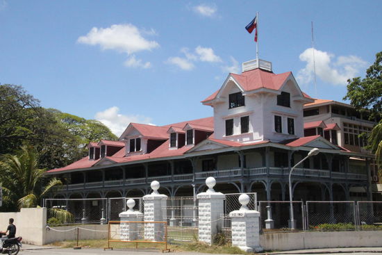 Die Silliman Universität, in schönes altes Gebäude direkt beim Fährterminal