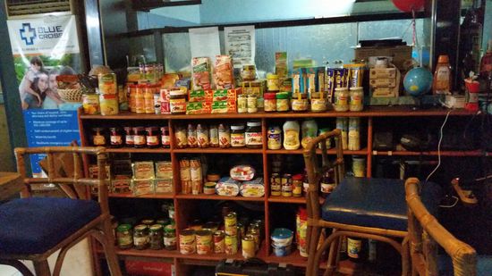 Die Deko in Bogards Bar finde ich originell. Wie unschwer zu erkennen ist, ist der Chef ein Deutscher. Ich habe leider nicht gefragt, ob man davon auch etwas kaufen kann.