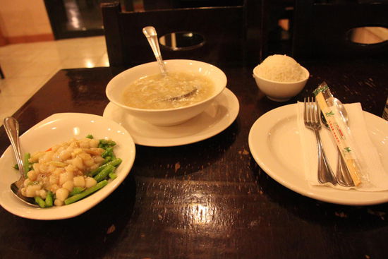 Krebssuppe und Ragout aus Jakobsmuscheln.