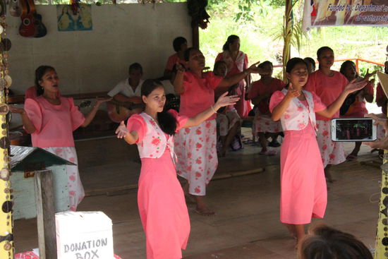 Kleine Tanzvorführung unterwegs