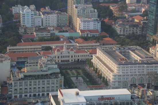 Das Bild ist erst drei Tage später entstanden vom Bitexco Tower entstanden, zeigt aber gut wo man Vietnam Airways findet, nämlich in dem rechten Gebäude im zweiten Stock links ist das Rex Hotel.