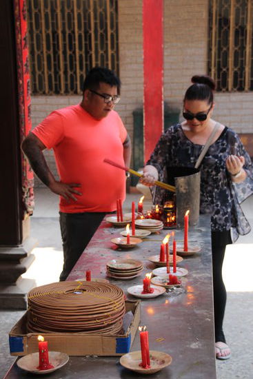 Unser Guide erklärt, wie sie die Räucherstäbchen nutzen soll.