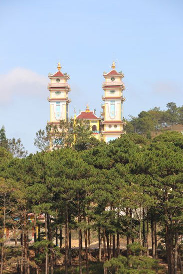Es gibt auch noch eine überraschend große Kirche im Ort, die aber komischerweise nirgends erwähnt wird. Sie befindet sich auch auf einem anderen Hügel. Die auch noch anzuschauen schafft man zeitlich nicht. Meistens sind die Kirchen ja eh geschlossen