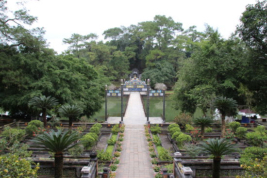 und hier, am hinteren Ende des Weges auf diesem Bild kommt dann das eigentliche Grab.