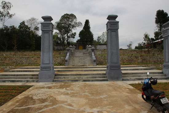 Das ist leider alles, was vom Gia Long Grab übrig geblieben ist.