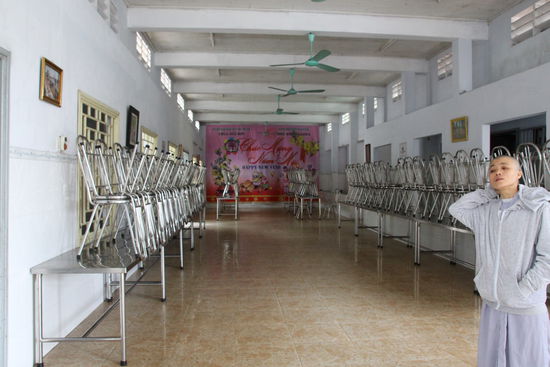 Die junge Nonne führt mich durch das Waisenhaus