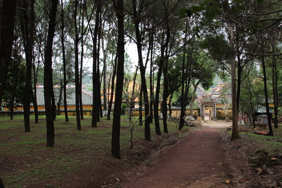 Durch das Törchen geht es zum eigentlichen Grab