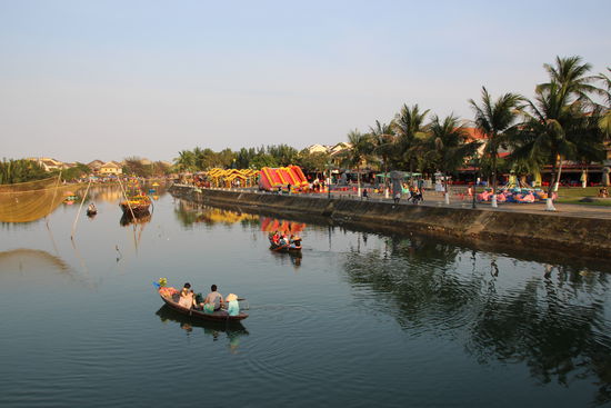 Boot fahren auf dem kleinen Fluß ist beliebt bei den Touristen
