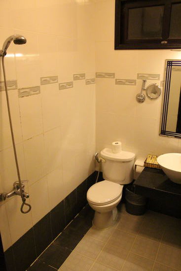 Auch im 4 Sterne Bungalow steht nach der Dusche das Bad unter Wasser