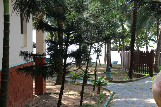 Um den Bungalow herum kommt man zum Strand