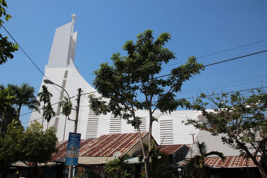 Die christliche Kirche wirkt recht modern.