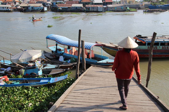 Meine Bootsfahrerin steuert auf unser Boot zu