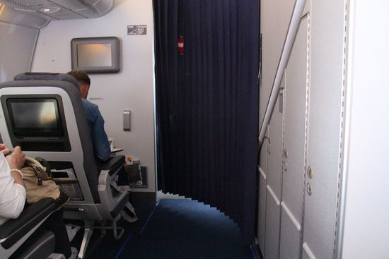 Ich sitze auf meinem Platz und schaue gerade aus.