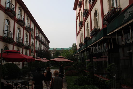 Netter Coffee Shop im Innenhof des alten Teils vom Hongfang Hotel