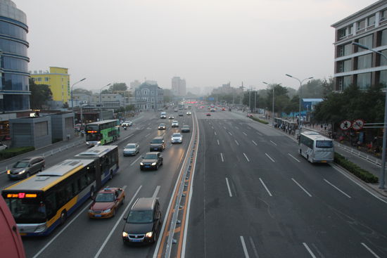 Diese große Straße trennt "unseren Hutong" vom Viertel vor dem Tian'anmen Platz. Gar nicht so arg viel los gegen 18:30.