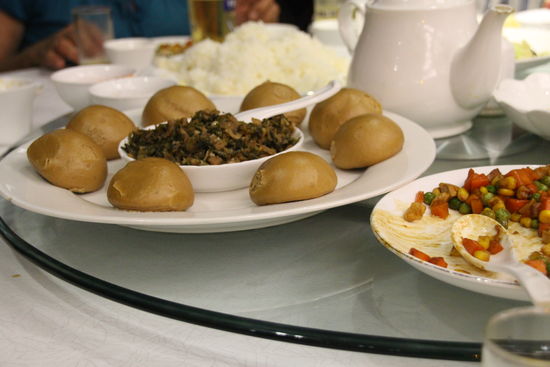 Ganz interessant. Die "Brötchen" haben unten ein Loch in das die Mischung in der Mitte gefüllt wird.