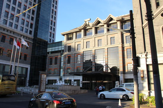 Unser Hotel Sunrise on the Bund. Wir sind im linken Hochhausanbau untergebracht.