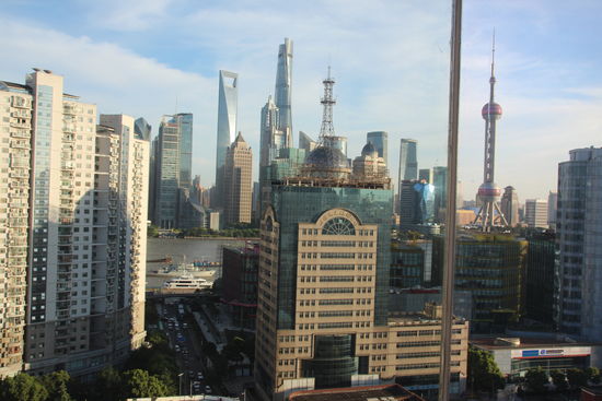 Blick aus dem Aufzug. Gleich da vorne ist der Fluss mit "DER" Skyline von Shanghai