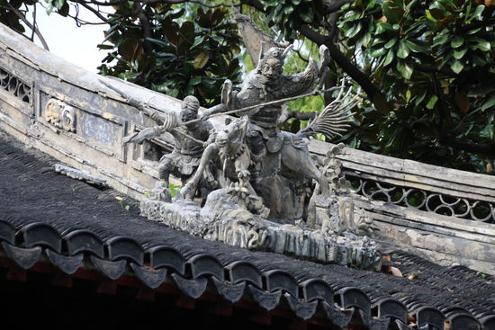 mit vielen sehenswerten Details