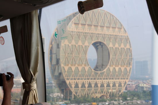 Auf dem Weg in die Stadt kommen wir an einem der neuen Wahrzeichen Guangzhous vorbei, einem Geschäftshaus in Form einer Münze.