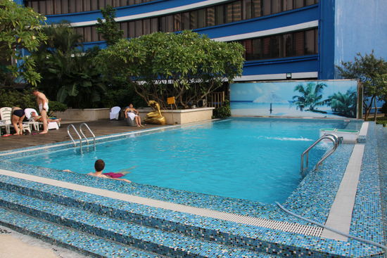 und endlich einmal ein zwar flacher aber doch schöner Pool