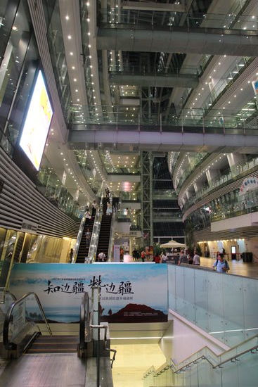 Der Ausgang aus der Metro führt uns direkt in die Bibliothek.