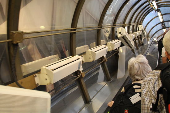 Die Rolltreppe vom Pier zur Zollkontrolle ist gespickt mit AC-Apparaten