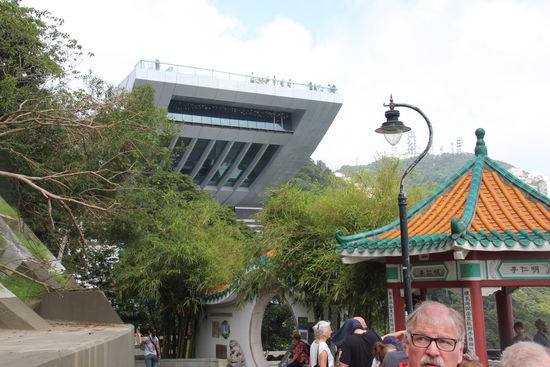 Zum ersten Mal am Tag hier oben sehe ich auch die Terasse, auf der ich bisher jedes mal war.