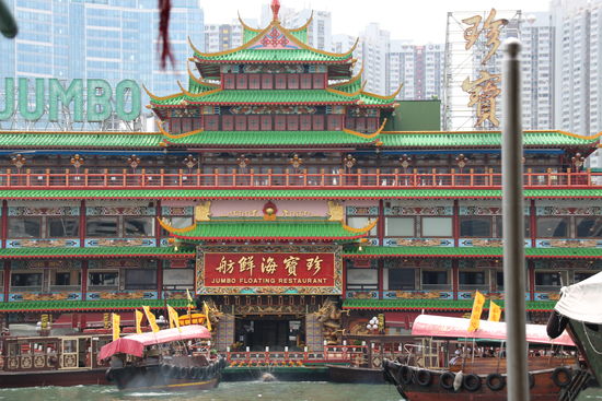 Das riesige Floating Restaurant ist das interessanteste bei der Dschunkenfahrt