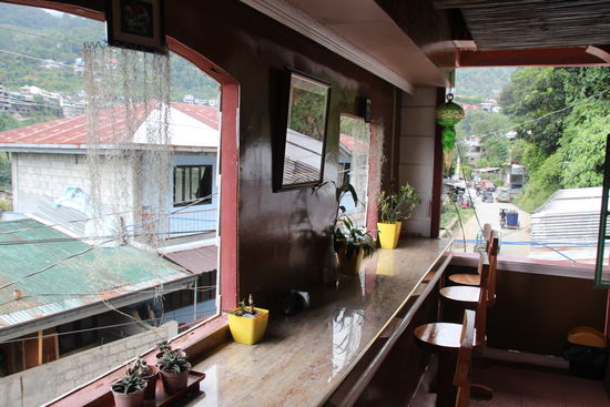 Es gibt eine ganz nette Art Terrasse mit schönem Ausblick.