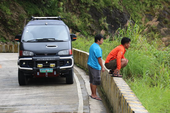 Links steht Jappan, rechts auf der Mauer hockt mein lokaler Guide, irgend ein Verwandter von Jappan.