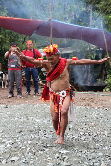 Unterwegs gibt es Kultur - keine Folklore. In einem winzigen Dorf am Weg wird eine Hochzeit gefeiert, erstaunlicherweise mit einem Weißen Bräutigam.